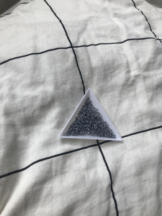 Afbeelding voor rocailles glans licht grijs(per 10 gram)